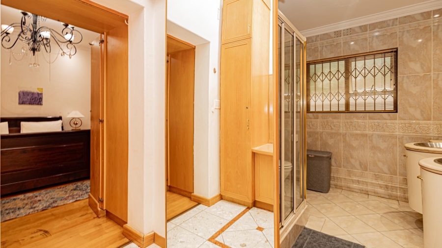 7 Bedroom Property for Sale in Plattekloof Western Cape